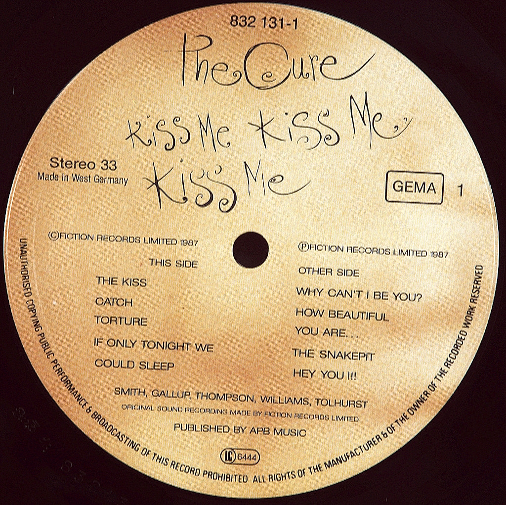 Kiss me like i do. The Cure\1987 - Kiss me Kiss me Kiss me. The Cure Kiss me. Пластинка the Cure Kiss me. Kiss Kiss Kiss the Cure.